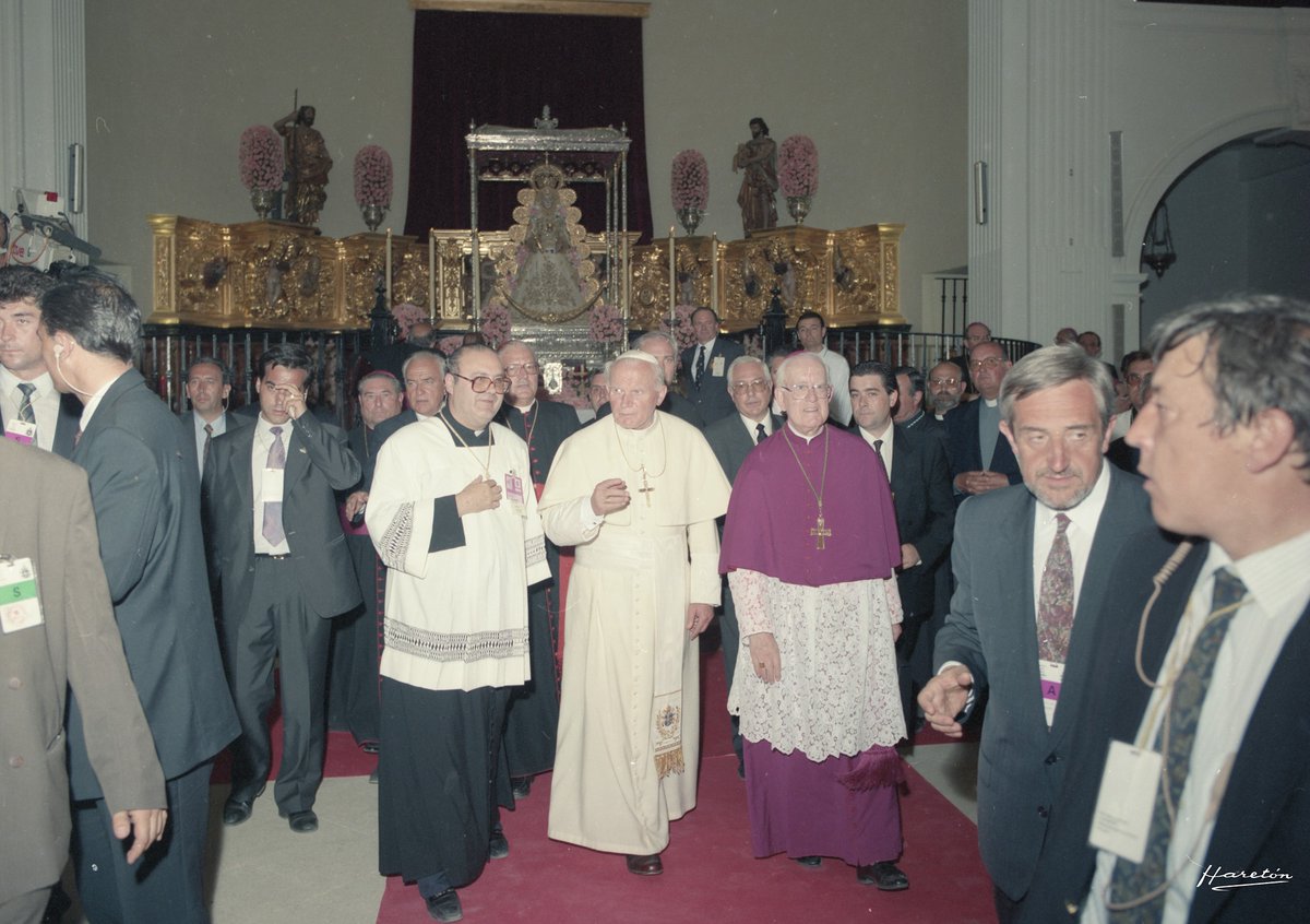 hdadmatrizrocio's tweet photo. 📅 El Rocío, 14 de junio de 1993 🇻🇦 Hay fechas marcadas en rojo en la historia de nuestra devoción.

🗣️ "Que todo el mundo sea rociero", San Juan Pablo II. https://t.co/tC0QKatgLZ