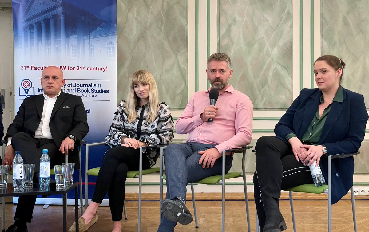 neuronAPR's tweet photo. @soproniuk z @neuronAPR na studenckich targach Pracy i Praktyk w Public Relations na @UniWarszawski. Na panelu: "Kompetencje przyszłości niezbędne w PR-ze i obecne trendy w branży", mówił o tym, co w PR-arze piszczy i jakie cechy predysponują do pracy w tym zawodzie. 
#PR #UW https://t.co/AlRSDIZlah