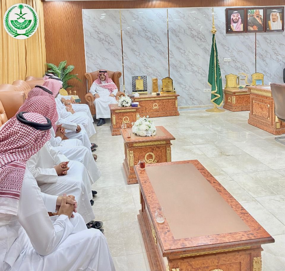 سعادة محافظ المخواه 
الأستاذ/غلاب بن غالب أبو خشيم يستقبل رئيس جمعية "باحة ود الأسرية بالمخواة" ونائبه وعدداً  من أعضاء الجمعية العمومية، ويناقش معهم : 
 -أهداف الجمعية وأدوارها 
-الخطط المستقبلية لتفعيل دورها 
متمنياًلهم التوفيق في تقديم البرامج والأنشطة التي تعنى بالأسرة.