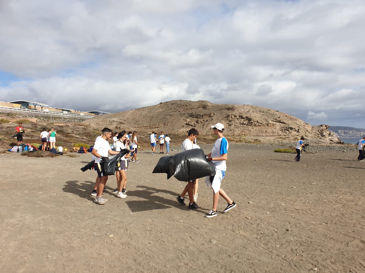 ColegioJaime's tweet photo. El 1 de Junio se celebra el “Día mundial de los océanos” hemos realizado una actividad de concienciación y sensibilización ambiental, para los cursos de  ESO, una limpieza de playas en la zona de Bocabarranco. #agenda2030 #alumnadoresponsable #colegiojaimebalmes #medioambiente https://t.co/YxskaQo7jf