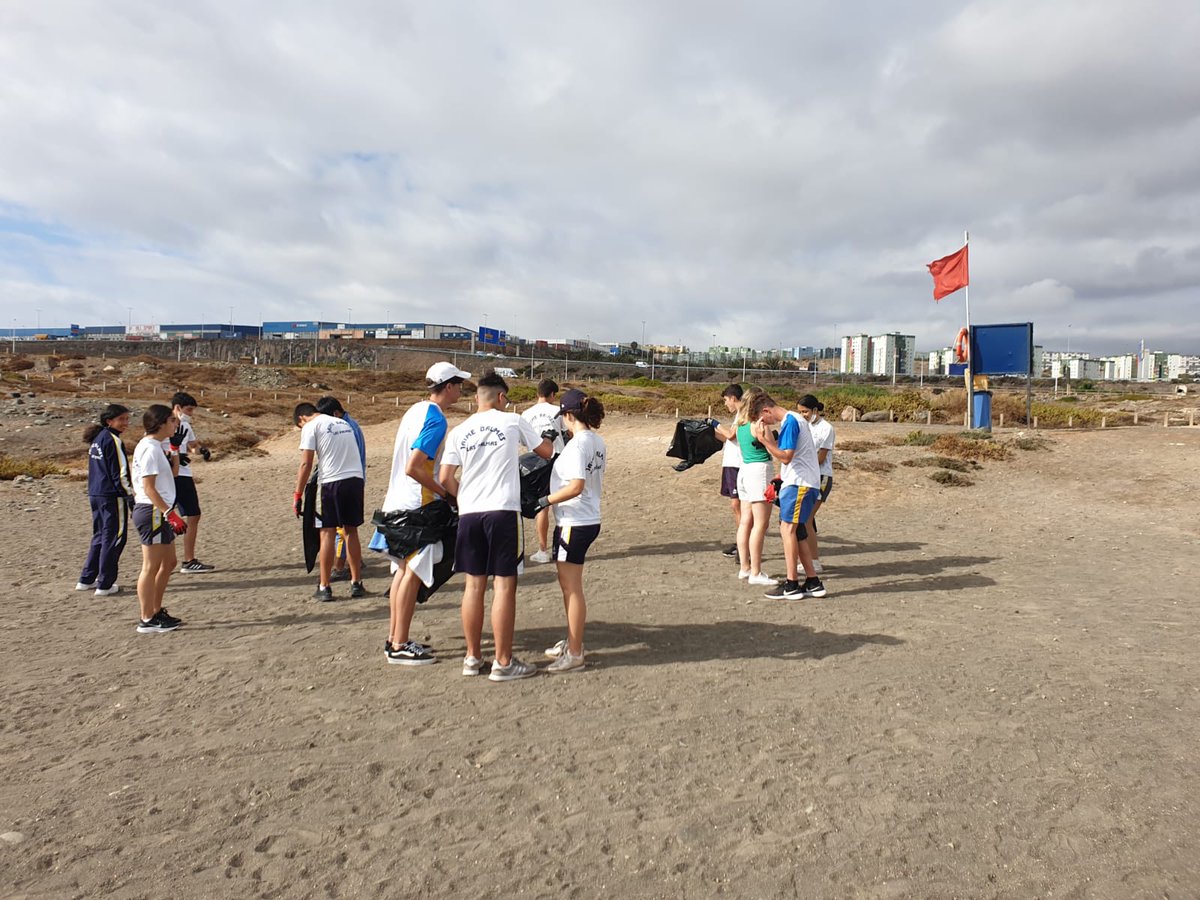 ColegioJaime's tweet photo. El 1 de Junio se celebra el “Día mundial de los océanos” hemos realizado una actividad de concienciación y sensibilización ambiental, para los cursos de  ESO, una limpieza de playas en la zona de Bocabarranco. #agenda2030 #alumnadoresponsable #colegiojaimebalmes #medioambiente https://t.co/YxskaQo7jf