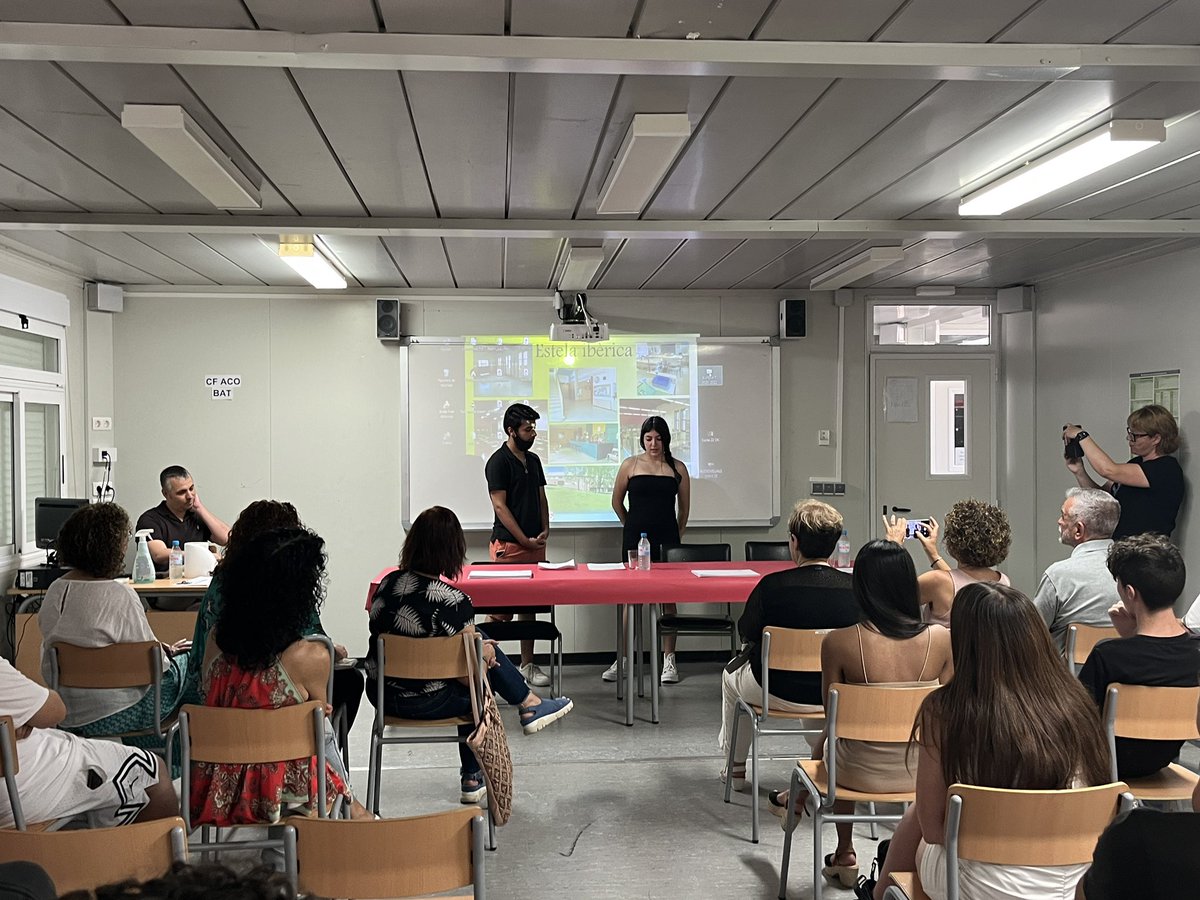 ajuntamentSPM's tweet photo. 🎒[EDUCACIÓ]

Felicitats a l’alumnat de l'INS Estela Ibèrica que ha participat als projectes #superat i #orientat de l’Ajuntament. Han realitzat pràctiques a diferents centres escolars i també tallers de #videojocs, #gastronomia o #hípica https://t.co/K9nS5NM3jJ