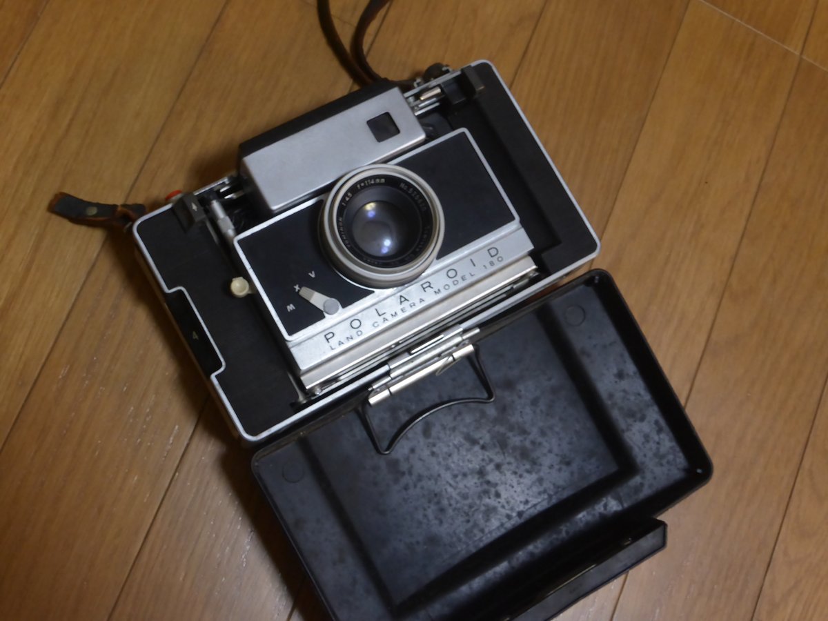 MUGIKOME100's tweet image. 20年前に死去した親父のガラクタ（膨大にある）を整理してたら発見。#ポラロイド180 というカメラ。かなり古いよね。母親曰く、オレが生まれる前には持ってたみたい。殆ど外国で生活してたし、とにかくハイカラな親父だったわ

#POLAROID180 #カメラ #CAMERA