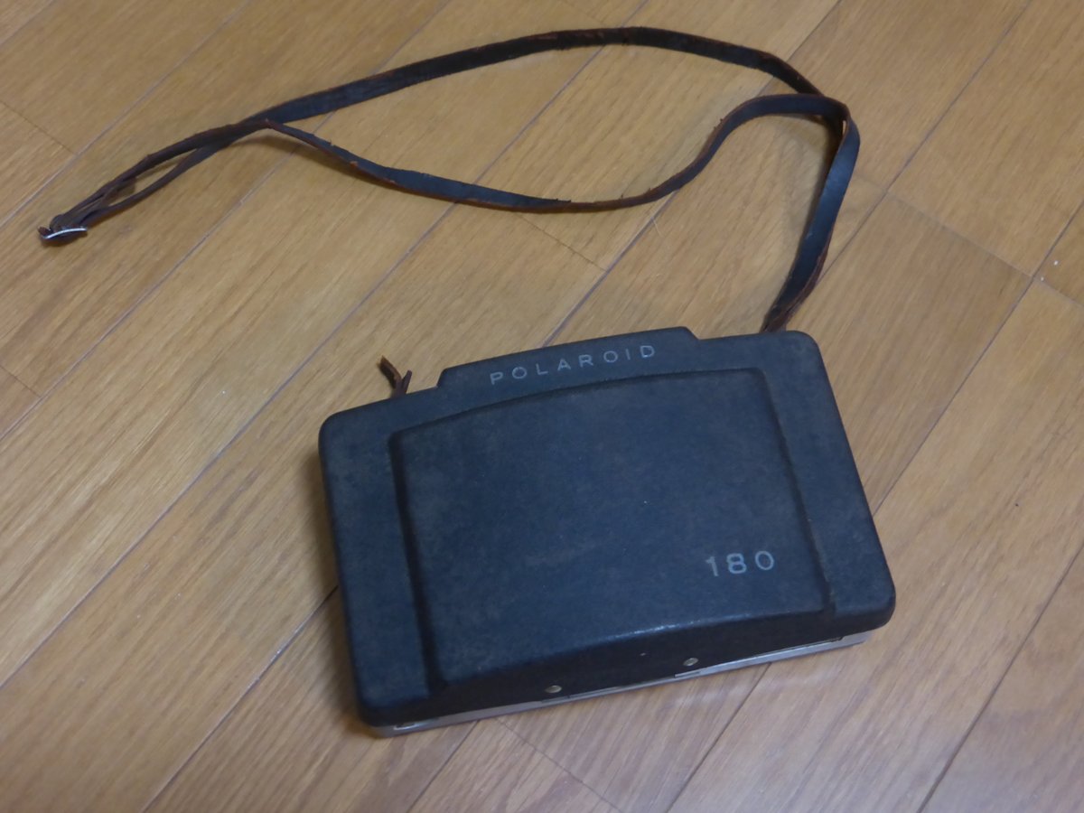 MUGIKOME100's tweet image. 20年前に死去した親父のガラクタ（膨大にある）を整理してたら発見。#ポラロイド180 というカメラ。かなり古いよね。母親曰く、オレが生まれる前には持ってたみたい。殆ど外国で生活してたし、とにかくハイカラな親父だったわ

#POLAROID180 #カメラ #CAMERA
