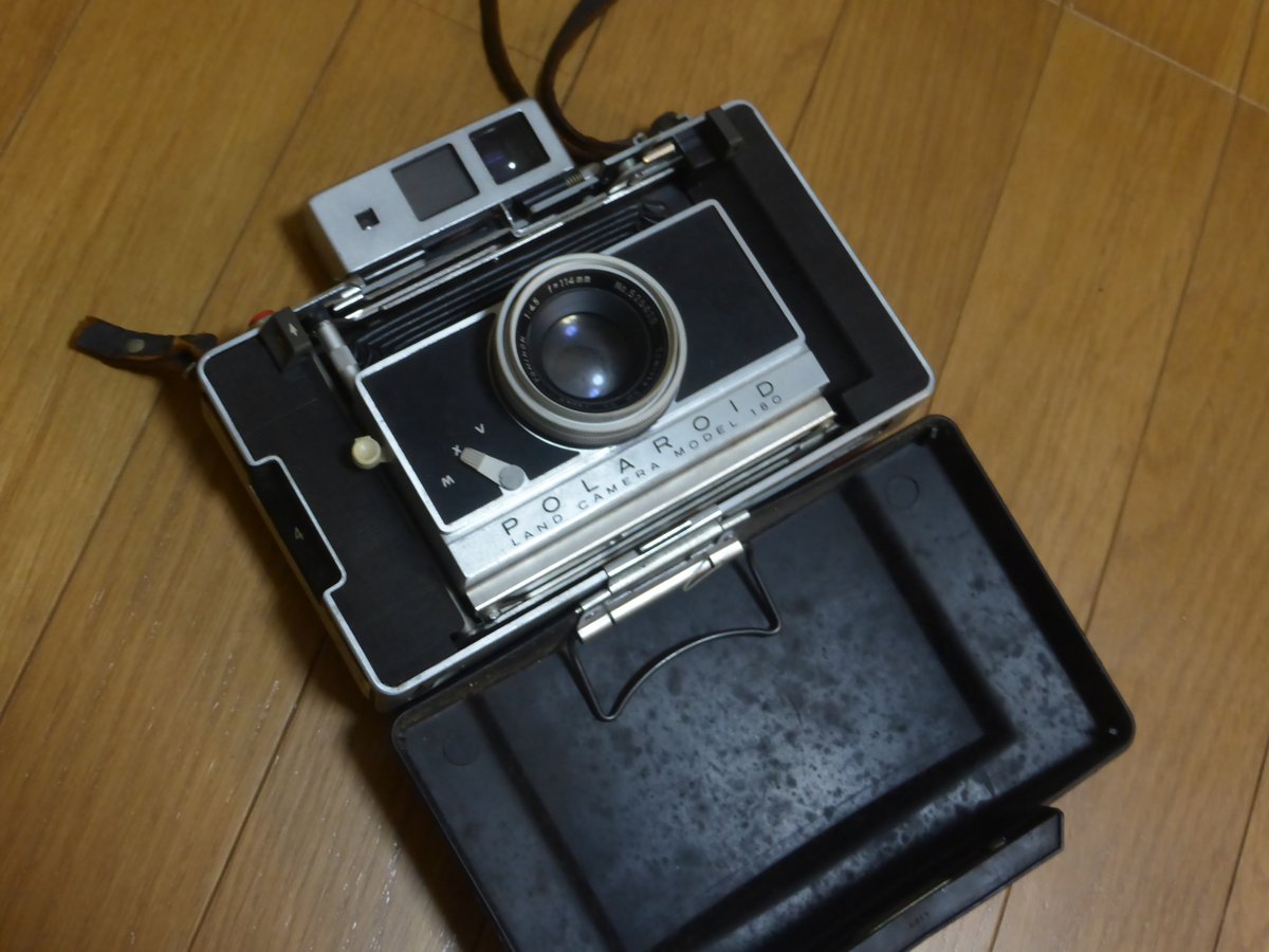 MUGIKOME100's tweet image. 20年前に死去した親父のガラクタ（膨大にある）を整理してたら発見。#ポラロイド180 というカメラ。かなり古いよね。母親曰く、オレが生まれる前には持ってたみたい。殆ど外国で生活してたし、とにかくハイカラな親父だったわ

#POLAROID180 #カメラ #CAMERA