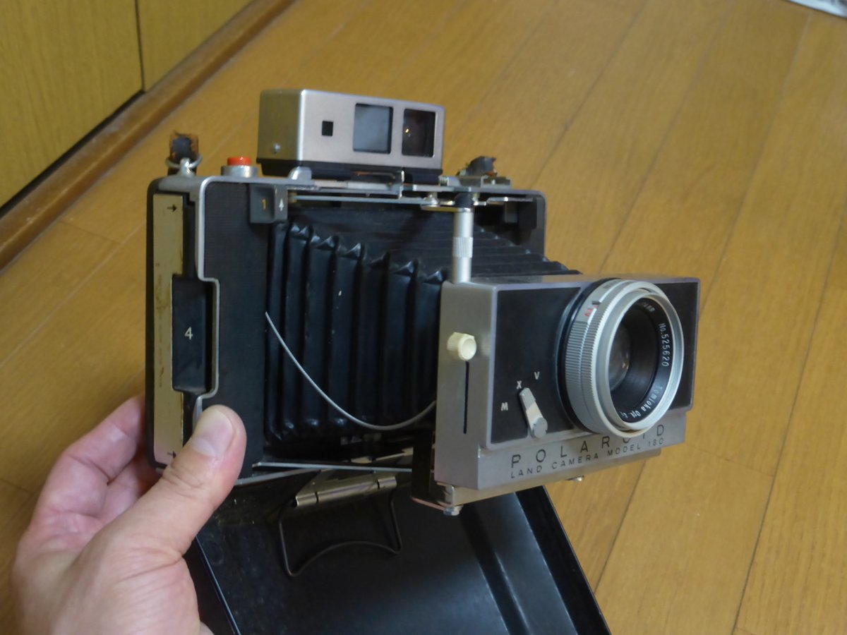 MUGIKOME100's tweet image. 20年前に死去した親父のガラクタ（膨大にある）を整理してたら発見。#ポラロイド180 というカメラ。かなり古いよね。母親曰く、オレが生まれる前には持ってたみたい。殆ど外国で生活してたし、とにかくハイカラな親父だったわ

#POLAROID180 #カメラ #CAMERA