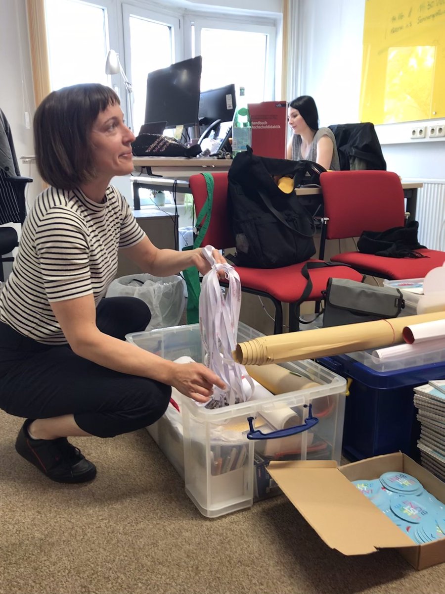 Wenn der Tag der Lehre wieder in Präsenz am Campus Augustusplatz der <a href="/UniLeipzig/">UNIVERSITÄT LEIPZIG</a> steigt, werden auch wieder Kisten im Büro gepackt. Mit <a href="/DoreenK79144112/">Doreen Klein</a> #digitalelehre #twittercampus