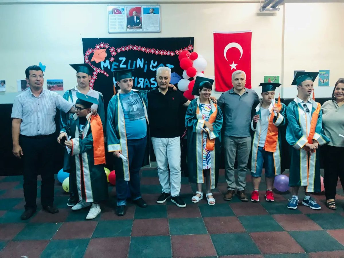 gaziemir_mem's tweet photo. Şehit Polis Murat Koç Özel Eğitim Uygulama Okulu 12. sınıf Özel Eğitim Öğrencilerinin Mezuniyet Sevinci 
https://t.co/Jf84kJ8MF7 @izmir_ilmem @MucahitYentur @OGNDERSE @ShtEgt https://t.co/q94F78PSjB