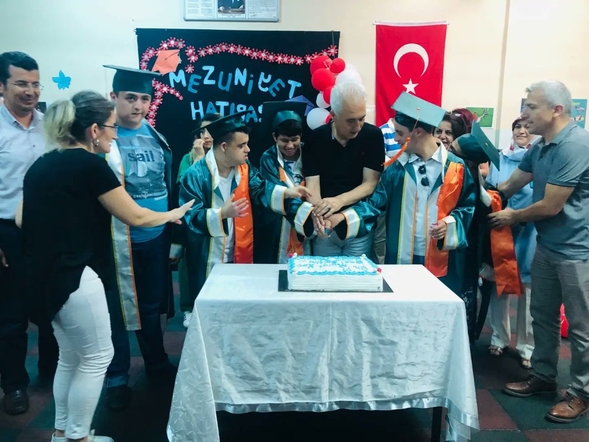 gaziemir_mem's tweet photo. Şehit Polis Murat Koç Özel Eğitim Uygulama Okulu 12. sınıf Özel Eğitim Öğrencilerinin Mezuniyet Sevinci 
https://t.co/Jf84kJ8MF7 @izmir_ilmem @MucahitYentur @OGNDERSE @ShtEgt https://t.co/q94F78PSjB