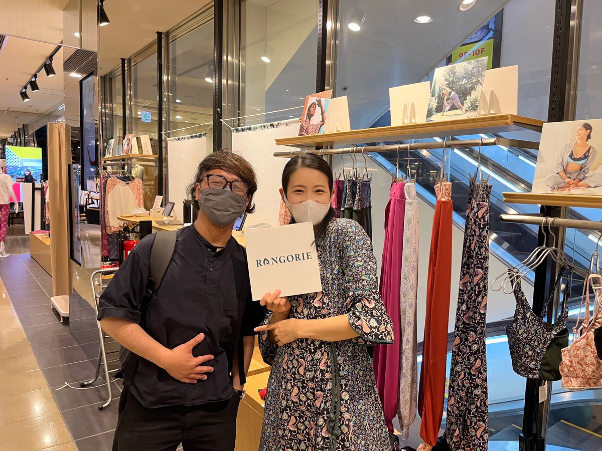 ryokoezoe's tweet photo. 目白、池袋、そしてベトナム🇻🇳にあるギャラリーfuuroのオーナー早川氏が、女性スタッフさんを連れてご来店❣️
早川氏は学生時代からの親友です😊
会えて嬉しかったよ!
ダンニャワーーード🙏
#rangorie #ランゴリー #ランゴリーポップアップ #fuuro https://t.co/pq0ZY5l7bu