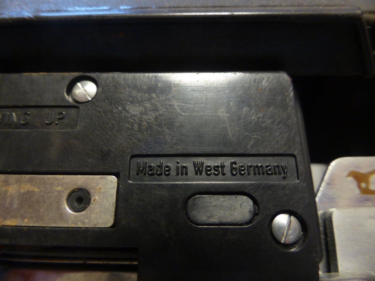 MUGIKOME100's tweet image. #ポラロイド180 が出てきた。死んだ親父の持ち物です。昭和40年代に使ってたらしい。磨いて飾っておくか

#POLAROID180 #カメラ #CAMERA