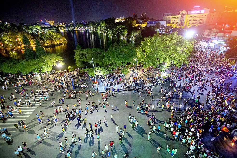 crystabaya's tweet photo. Appearing with a poetic look at dawn, 🌇 yet radiating a more energetic aura at dusk with a lot of community activities, 𝐇𝐨𝐚𝐧 𝐊𝐢𝐞𝐦 𝐋𝐚𝐤𝐞 is an attractive destination to visit once coming to Hanoi.

#crystayabaya #HoanKiemLake #TurtleTower #HanoiTravel https://t.co/NGqOhjQinI