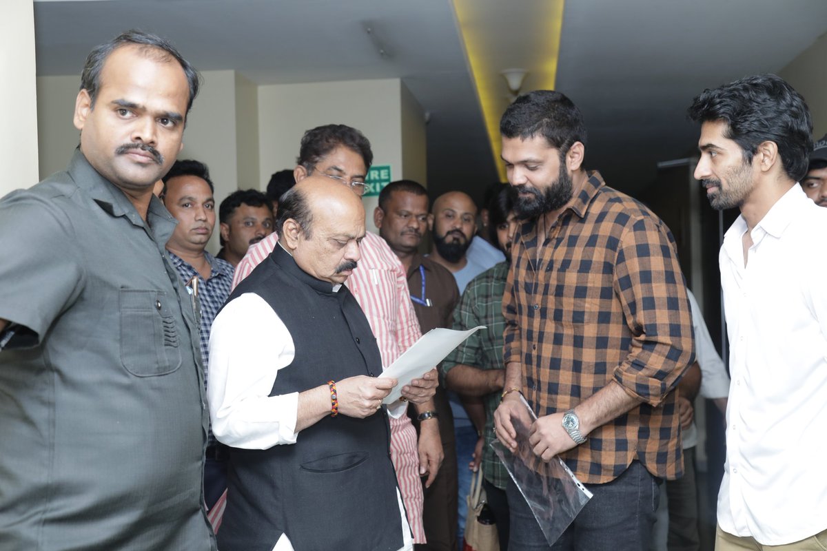 rakshitshetty's tweet photo. ನಮ್ಮ ಚಿತ್ರವನ್ನು ವೀಕ್ಷಿಸಿದ ಸನ್ಮಾನ್ಯ ಮುಖ್ಯಮಂತ್ರಿಗಳಾದ ಶ್ರೀ ಬಸವರಾಜ್ ಬೊಮ್ಮಾಯಿಯವರಿಗೆ ಮನದಾಳದ ಧನ್ಯವಾದಗಳು.

Yesterday was special 😊 A warm and sincere thanks to our honorable Chief Minister Shri. @BSBommai for watching #777Charlie and extending his full hearted support to us 🤗 https://t.co/cRKjLpuCmW