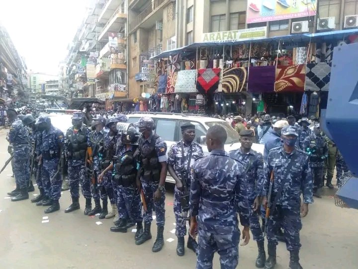 256tvug's tweet photo. Police deployed in downtown Kampala to block former presidential candidate Kizza Besigye who has renewed his protests over skyrocketing commodity prices ahead of today's budget reading.
#256updates https://t.co/aYW1qGXo9H