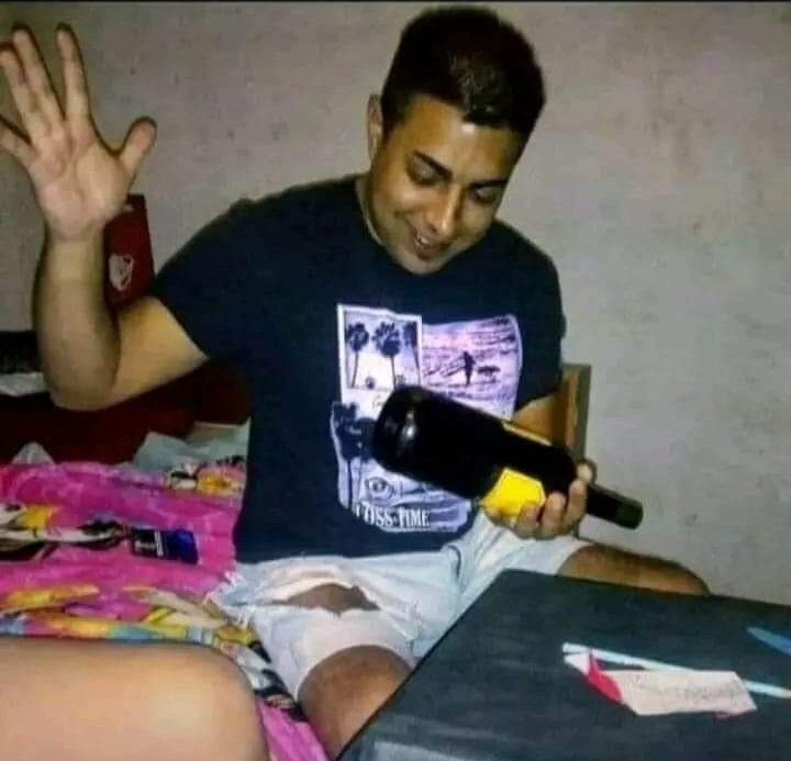 -Amor donde aprendiste a nalguear así?

Yo: