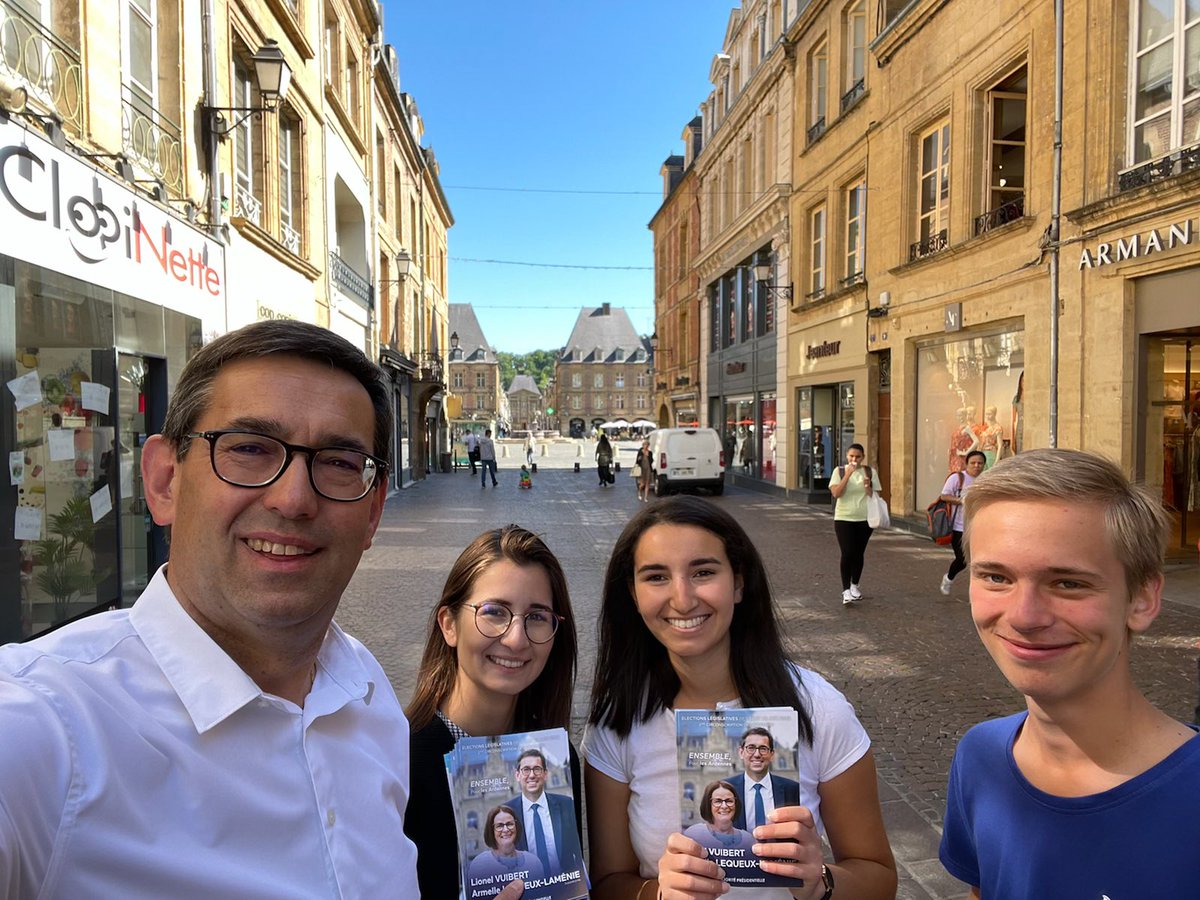 LionelVuibert's tweet photo. 📌 Tractage dans les rues de Charleville ce matin avec nos jeunes militants et Hamid Zaim.

Merci à Boris Ravignon pour son amical salut à cette occasion et à Azza Maziane pour son sympathique accueil pour le déjeuner. https://t.co/BuH64ALqdc
