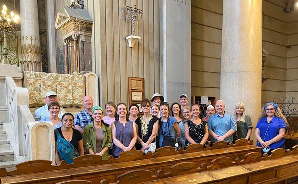 IsraelinHolySee's tweet photo. With the coordination of the The Lay Centre at Foyer Unitas our Embassy offered a visit to a group of students of the Loyola University Chicago Institute of Pastoral Studies to the # #MuseoEbraicodiRoma and Great Synagogue in Rome. They said:“Amazing, a highlight for sure!” https://t.co/kHjSrFcjiM