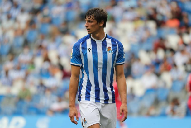lequipe's tweet photo. Robin Le Normand, défenseur de la Real Sociedad : « À moi d'attirer l'attention

Le défenseur français, Robin Le Normand, rêve un peu plus des Bleus, encore, après sa bonne saison avec la Real Sociedad https://t.co/Oix9PdqAY3 https://t.co/rZeebh5INy