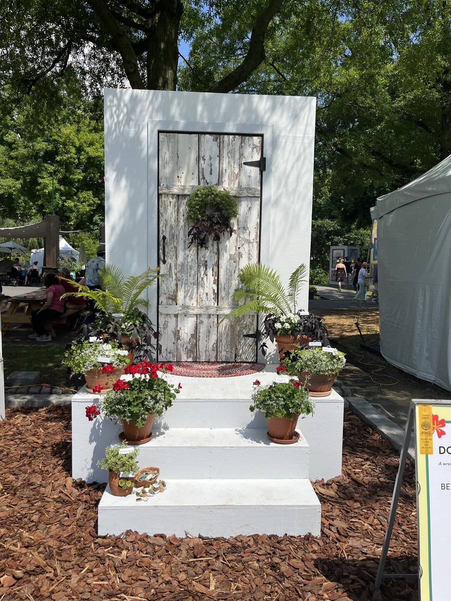 Chestnutpear's tweet photo. The #phs welcomed us through their #frontdoor #philadelphiaflowershow 2022. It was an incredible experience wandering through one picturesque #garden after another. Which of the 4 unique #frontdoor is your favorite? #phsharvest #philadelphiaflowershow2022 #topiary #frontsteps https://t.co/dqkyiP1MON