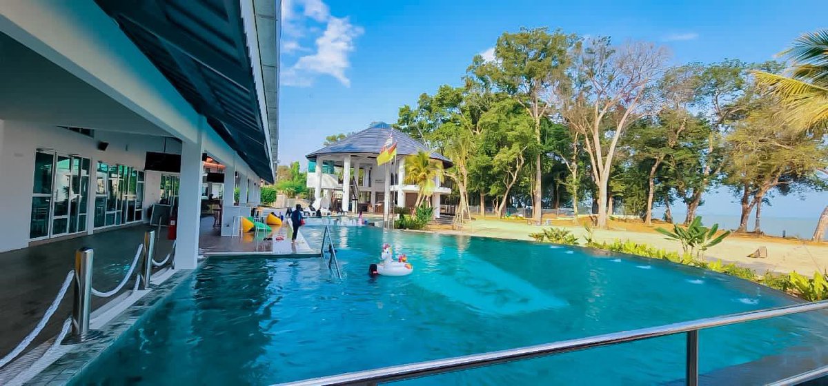 JalanCutiSantai's tweet photo. Solesor Kampung Beach Resort Port Dickson

Cabin resort. Ada banyak jenis bilik. Yang kami  ambik ni Villa Family. Dikira per pax. Satu cabin tapi ada dua bilik. Besar, selesa dan lengkap semua ada. Bilik berasingan. https://t.co/5Azpy4xfMs