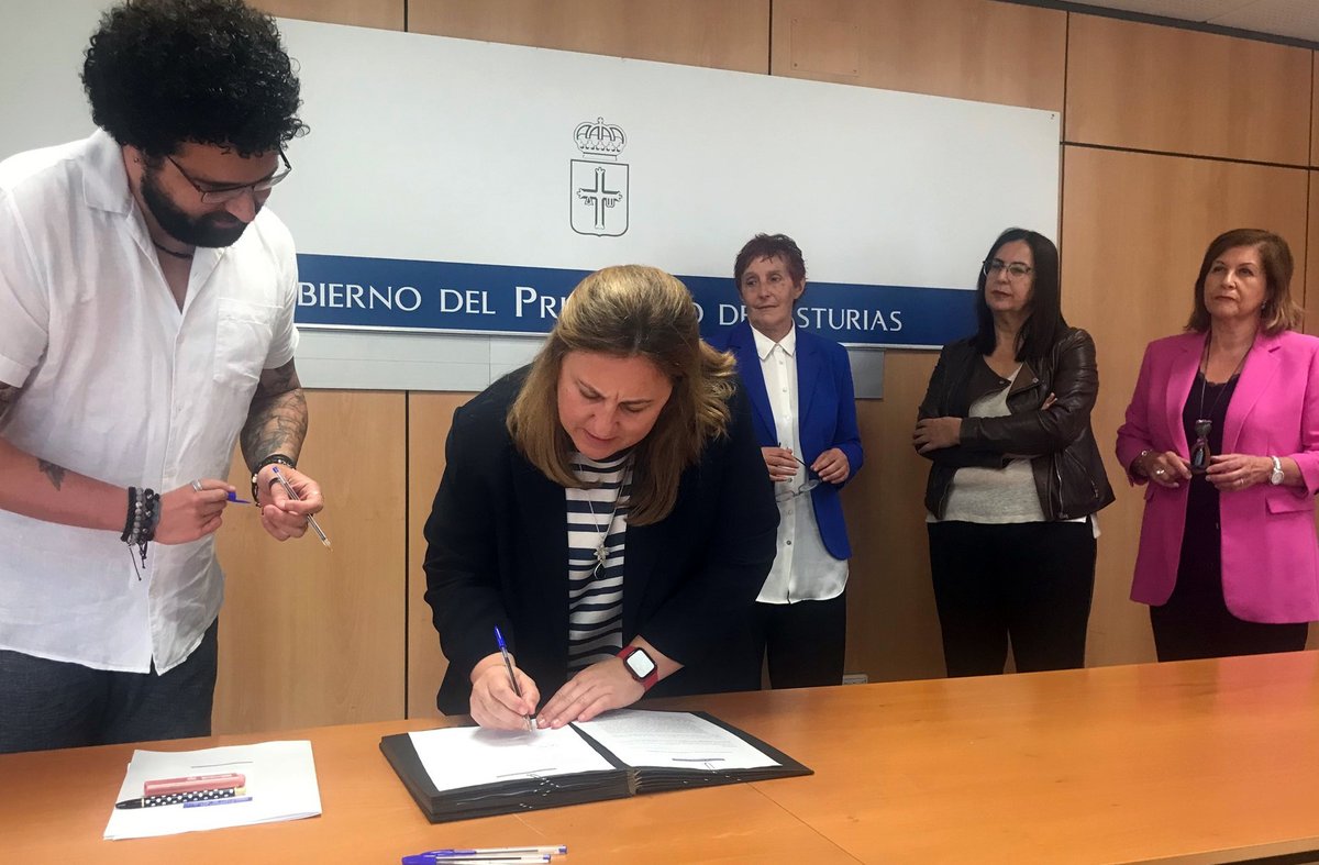 GobAsturias's tweet photo. 👩‍🏫#Educación ampliará el próximo curso los recursos destinados al alumnado de #Infantil y #Primaria con trastorno del espectro autista con cinco nuevas aulas abiertas en #CP de #Avilés, #Gijón, #Oviedo, #Llanera y #Siero
🖊️@lydiaespina firma la puesta en marcha con los centros👇 https://t.co/T3ymevlNwX