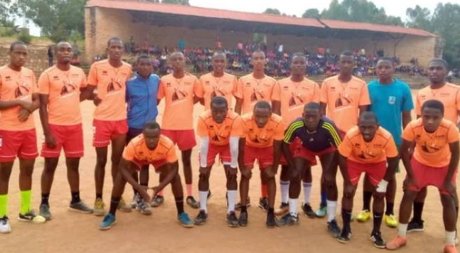 HMFirenze's tweet photo. Le magliette in eccedenza 👕 dell' Half Marathon Firenze 2021 #UISP diventano la divisa di una squadra di calcio in Ruanda. Grazie alla Regalami un sorriso ETS, alla Anps Associazione Nazionale Polizia di Stato Sezione di Prato e alla Associazione Onlus Amata Africa. https://t.co/rbZEXxPyDt