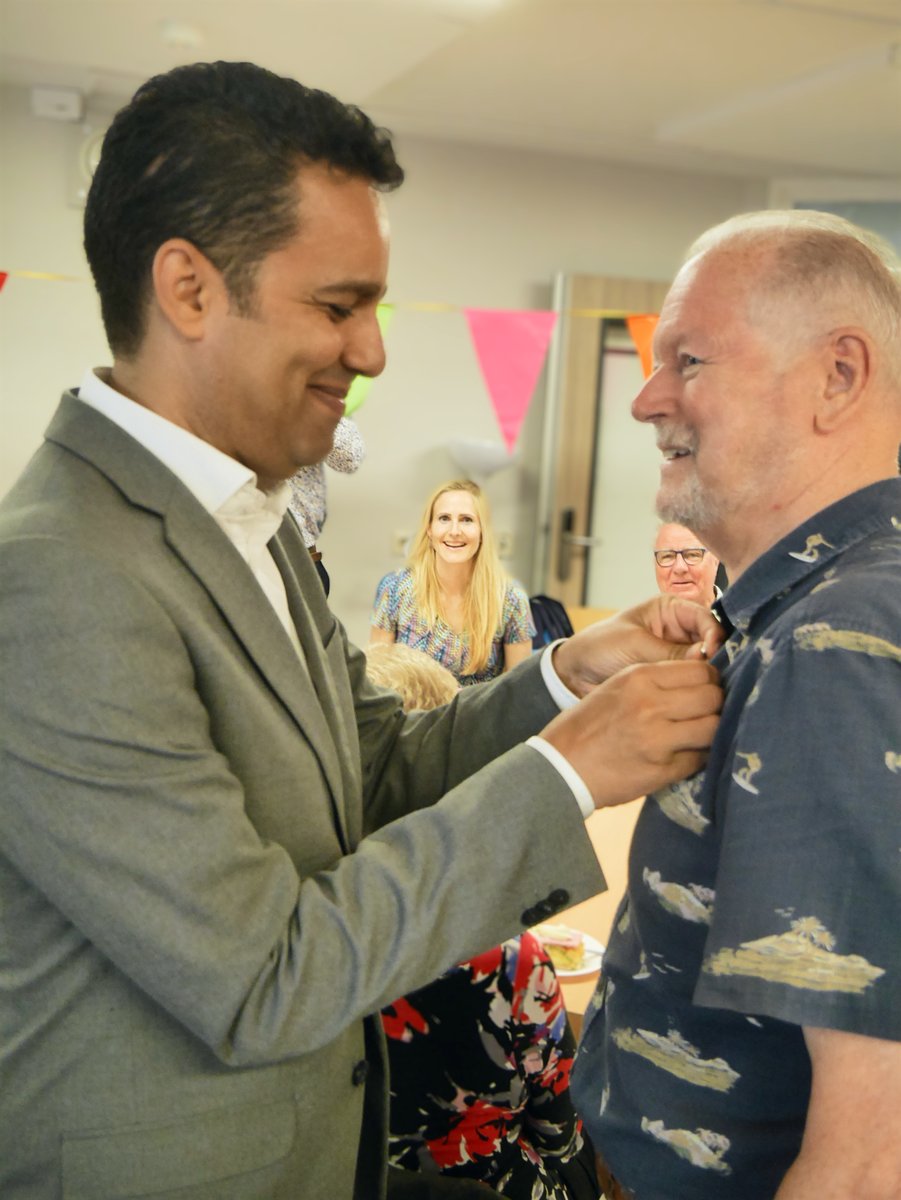 Gisteren werd onze oud-penningmeester Ed Vols volledig verrast. Voor zijn grote en jarenlange inzet als vrijwilliger, niet alleen bij De Nijkamphoeve maar ook bij stichting <a href="/Voorall/">Voorall</a> spelde stadsdeeldirecteur <a href="/boumesho/">Mustapha El Boumeshouli</a> hem namens het gemeentebestuur de #Stadsspeld uit.