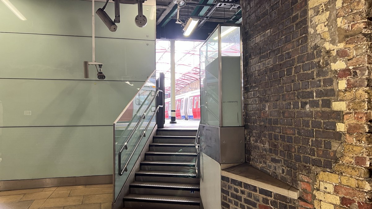 afellowfollowa's tweet photo. Worked it out. A quick lift Bakerloo to #ElizabethLine was my imagination. You always need escalators or lifts up to the mainline railway station &amp; then take escalators down to The Liz. But, at the back of an eastbound Liz, take the lift to National Rail for quick Farringdon Met. https://t.co/BRnFEz8Wyy