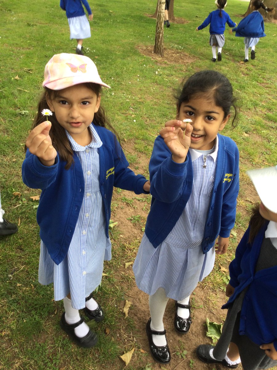 gfprimarycov's tweet photo. In Reception we have exploring the artist Goldsworthy. We looked at some examples of his work, planned our own, collected natural resource and then made our own art work #GFdoesArt #GFReception #Goldsworthy https://t.co/eFNYVhxmr3