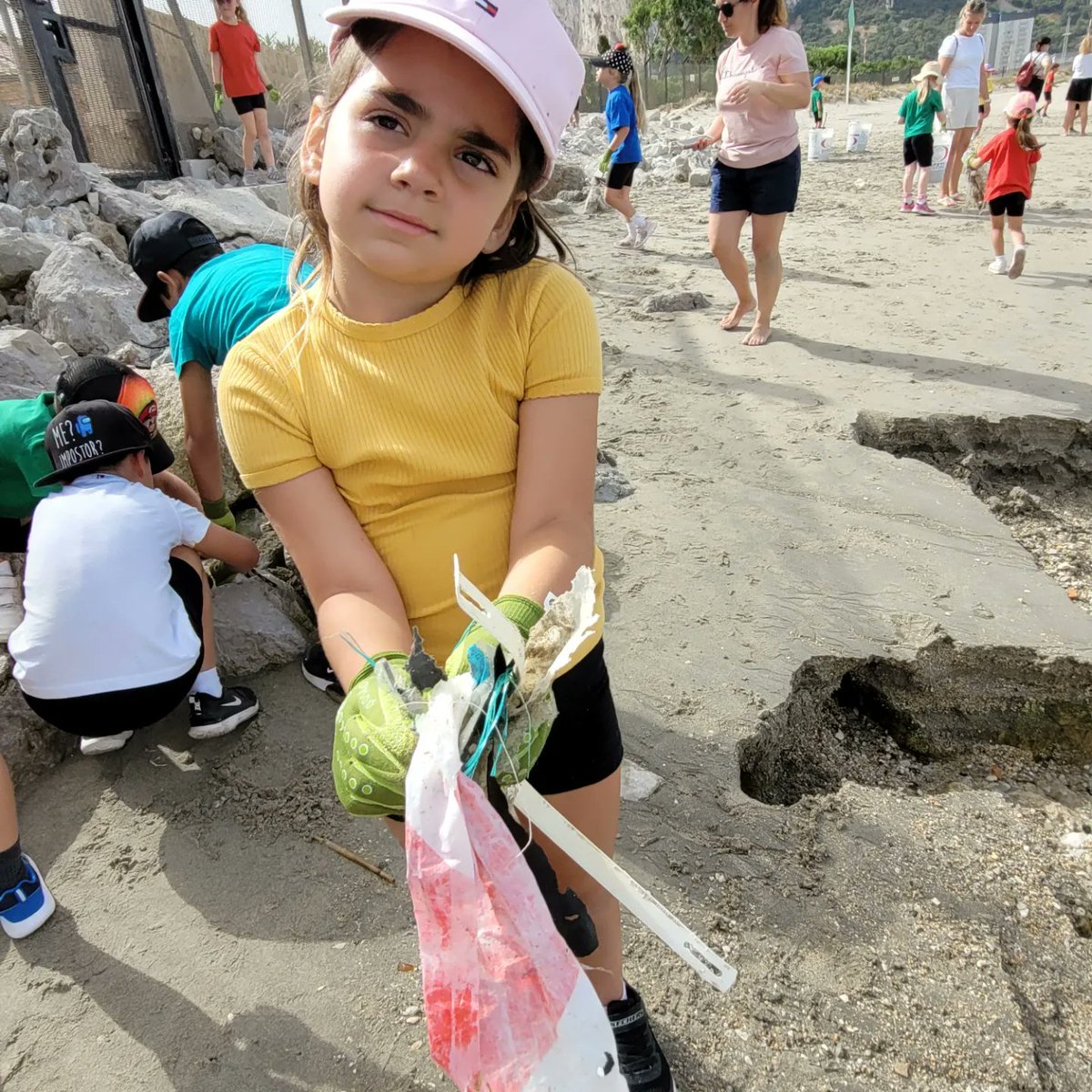 The 87th #GreatGibraltarBeachClean Yes you read right, 87 #beachcleans & counting! The children from Governor's Meadow were rearing to go with their snazzy octopus gloves, and my did they do a fantastic job #Gibraltar @seashepherd @BlueOceanStrtgy @whales_org @Gallifrey001