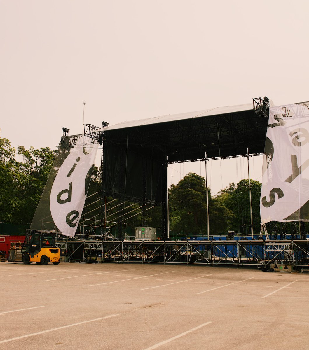 Täällä rakentuu jo päälava kovaa vauhtia! ✨
#sidewaysHEL

Kuva: Anu Rossi