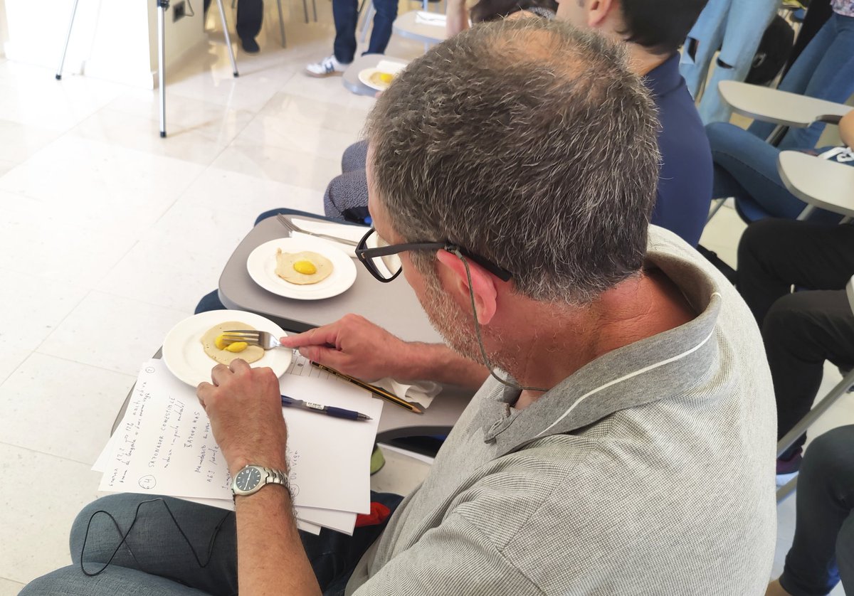 xianetwork's tweet photo. Avui estem al Campus de Torribera @AlimentacioUB gaudint de les innovadores propostes dels alumnes del #MasterDIA en la presentació dels seus TFMs. El futur de l'alimentació està a les vostres mans. Felicitats a tots! #FEDERrecerca #innovacio #emprenedoria https://t.co/fR6WmC67Fs