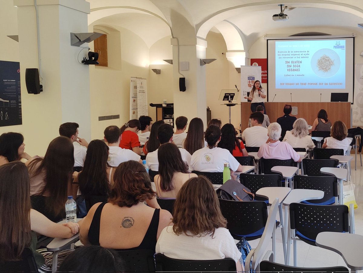 xianetwork's tweet photo. Avui estem al Campus de Torribera @AlimentacioUB gaudint de les innovadores propostes dels alumnes del #MasterDIA en la presentació dels seus TFMs. El futur de l'alimentació està a les vostres mans. Felicitats a tots! #FEDERrecerca #innovacio #emprenedoria https://t.co/fR6WmC67Fs