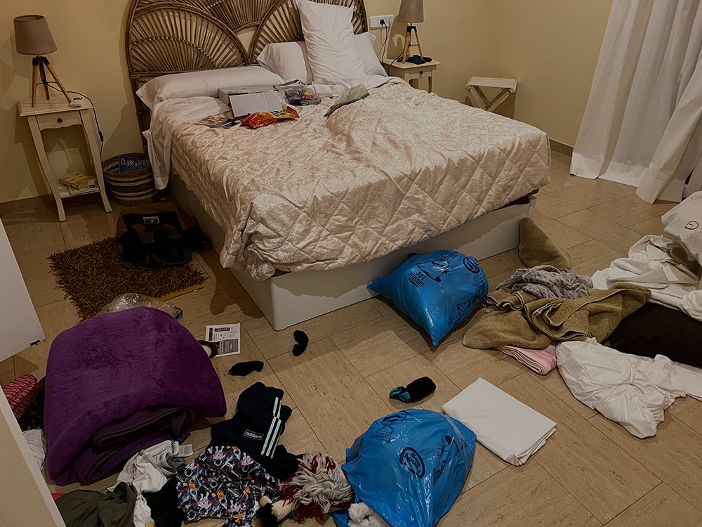 CJLoogie's tweet photo. Burgled and uncompensated by @airbnb with all my claims being closed without explanations. Stranding families in foreign countries is not ok! https://t.co/Ox7BmEwqpu