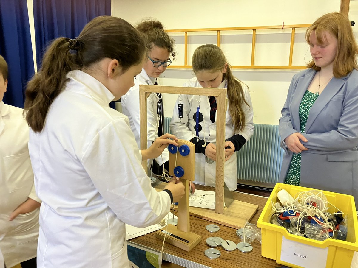 STEMHubNI's tweet photo. Fantastic Morning with #fairviewprimary where we are learning all things Science from our little Scientists 🌏💧🍏👨‍🔬👩‍🔬So inspirational and a credit to @nmcallister634 for his hard work and dedication to include all yrs to get involved. More to follow of #Science #enthusepart 😀 https://t.co/lbl2KwbPi0