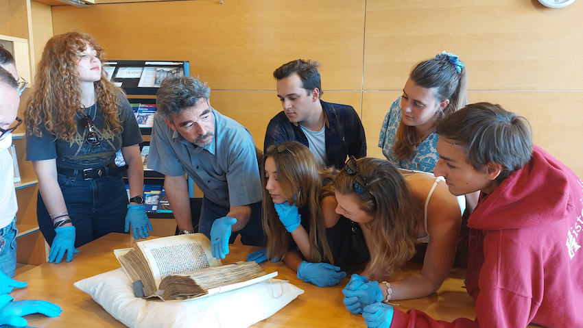 univpaulvalery's tweet photo. Les étudiants de L3 #Histoire, parcours histoire médiévale, apportent leur expertise et leur fraîcheur au service des fonds médiévaux de la Ville de @montpellier_ , avec leur enseignant, Vincent Challet, maître de conférences à l’ @univpaulvalery

👉🏼 https://t.co/vZBKZpSY4s https://t.co/HhUsi3Z5Ck