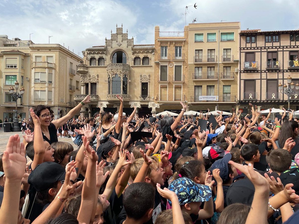 😊 Avui el @gremiforners hem repartit 1400 talls de coca al Mercadal!! 😋

Hola Sant Pere!!!!
<a href="/canalreus/">Canal Reus</a> <a href="/cambrareus/">Cambra de Reus</a> <a href="/PamiesXavier/">Xavier Pamies Sistaré</a> <a href="/FornSistare/">Forn Sistaré</a> <a href="/fuenteramon/">RAMON DE LA FUENTE</a> <a href="/elboudereus/">Bou de Reus</a>