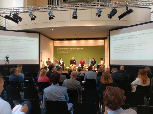 Wie lässt sich #Klimaneutralität im Gebäudesektor erreichen? Guter Austausch auch an Tag 2 beim #Nachhaltigkeitskongress 2022 "Zukunft denken - nachhaltig bauen" v. <a href="/BMWSB_Bund/">Bundesbauministerium</a> und <a href="/bbsr_bund/">BBSR</a>. #Klimawende #Wärmewende #Energieefiizienz #PlanenundBauen #Ingenieurwissen #Klimaschutz