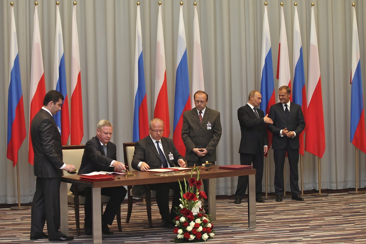 SamuelPereira's tweet photo. 22 lipca 2009 r. (rocznica PRL-owskiego święta) Putin podpisał stanowisko 🇷🇺 rządu ws. umowy o żegludze na Zalewie Wiślanym. W efekcie 1 września 2009 r. podczas wizyty w Sopocie podpisana została 🇵🇱🇷🇺 umowa w tej sprawie. Rosja uzyskała pełną kontrolę na tym obszarze. https://t.co/lv7L9XhG2t