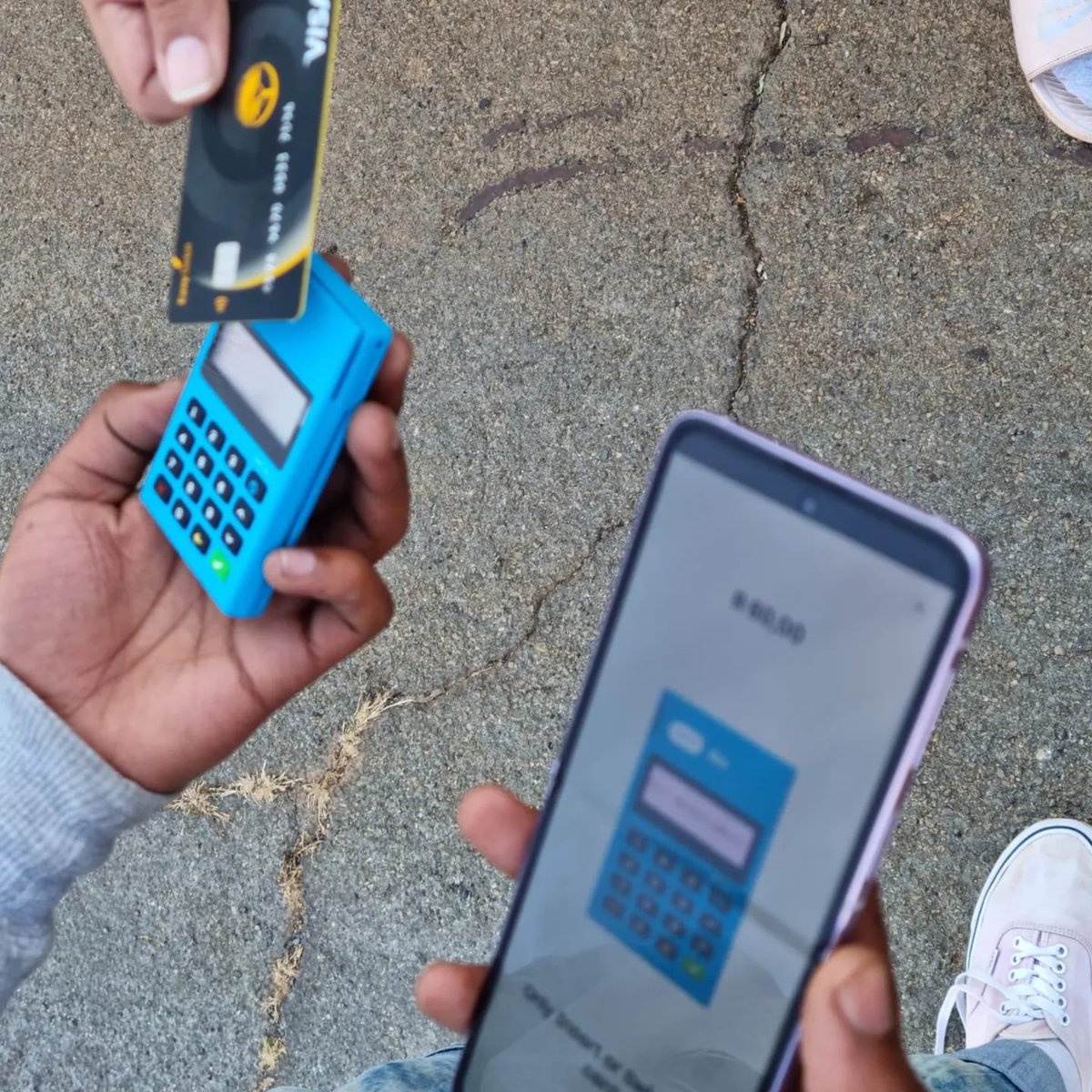 Greenbin_SA's tweet photo. Making payments has never been easier, using the @Yoco_ZA portable #cardmachine.
#GreenBinners can tap or swipe from all major cards💳
Get a discount on your Yoco card machine purchase by using our referral link:
https://t.co/GufWws2uyf
#ReferToYoco
#RiseTheUnderdog
#ActNow https://t.co/nyylzEdMgv
