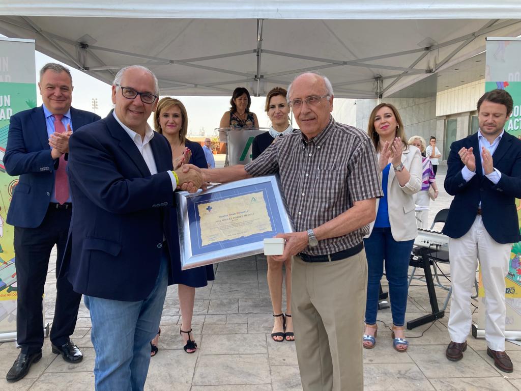 El delegado del Gobierno en funciones <a href="/Jesus_Estrella/">Jesús Estrella</a> ha reconocido la solidaridad de los jiennenses en el  #DiadelDonantedeSangre ❤️

Cinco grandes donantes de #Jaén dieron hasta 300 unidades de 🩸 sangre para pacientes que la necesitan.
🙏#Gracias #DonaSangre #donantesdesangre