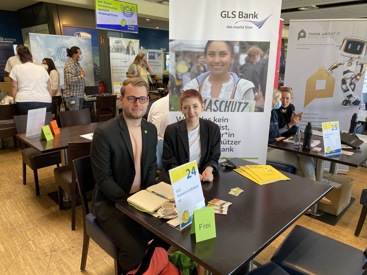 FlorianPanko's tweet photo. Heute für die @glsbank beim Azubi-Speeddating der @IHK_Bochum im Vonovia-Ruhrstadion. Wir suchen noch für dieses Jahr Auszubildende mit Schwerpunkt Bankgeschäft. 💚 Hier gehts zur Bewerbung: https://t.co/iC1tX1C7V9
#AusbildungMitSinn #ShareDichDrum #ArbeitMitSinn https://t.co/bBzwQ8t4dg