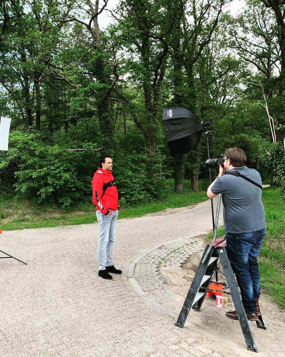 Vanochtend zijn we in de groene en ruimtelijke omgeving van de #Twente Safety Campus op de gevoelige plaat vastgelegd. 📸 Een klein kijkje achter de schermen! #twentesafetycampus #portretfotografie