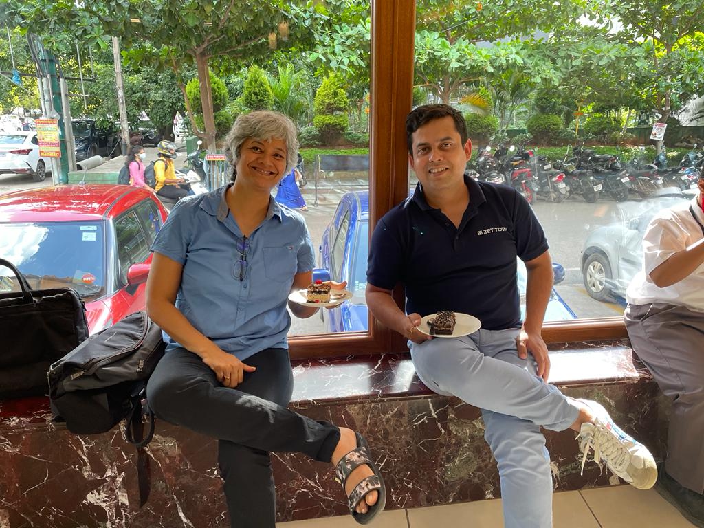GoyalMalini's tweet photo. I also snuck in a quick catch up with my journo friend from #Delhi. @AmritRaj86. With tempting flavours wafting around, we couldn't avoid pastry at #Cakewala. But i miss #Wengers of #Delhi. Haven't eaten a better pasty yet anywhere else. @UnboxingBlr #Bangalore #Startup #tech https://t.co/HBnATlYsGk