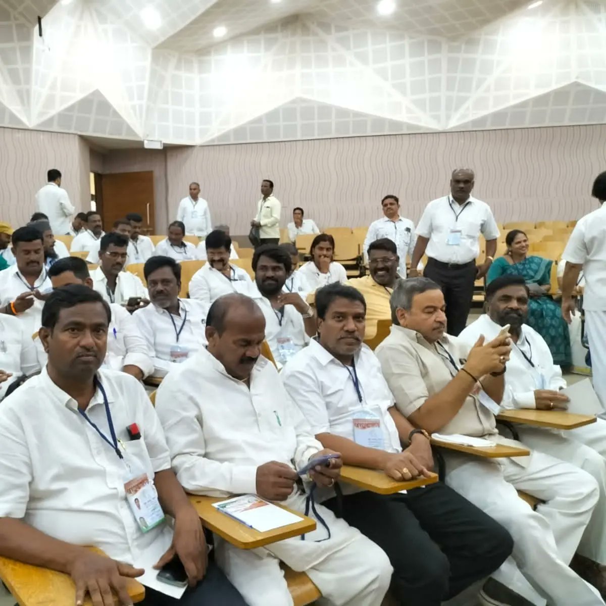 Ramappa_S_MLA's tweet photo. ಜಿಲ್ಲಾ ಕಾಂಗ್ರೆಸ್ ಸಮಿತಿ ವತಿಯಿಂದ ಇಂದು ದಾವಣಗೆರೆಯಲ್ಲಿ ನಡೆದ ನವ ಸಂಕಲ್ಪ ಚಿಂತನಾ ಶಿಬಿರದಲ್ಲಿ ಭಾಗವಹಿಸಿ ಕಾರ್ಯಕ್ರಮವನ್ನು ಉದ್ದೇಶಿಸಿ ಮಾತನಾಡಿದ ಸಂದರ್ಭ. @siddaramaiah @KPCCPresident @DKShivakumar @INCIndia @INCKarnataka @INCHarihara https://t.co/JjfaenhKuo