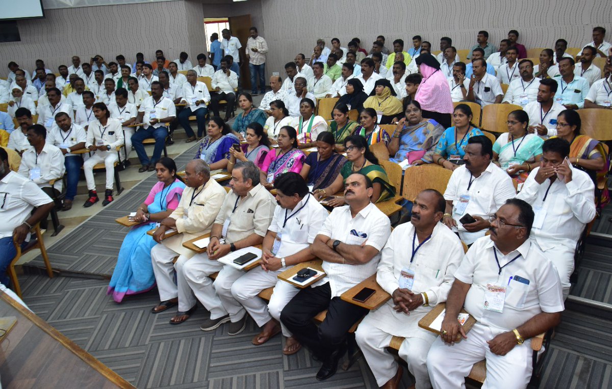 ಜಿಲ್ಲಾ ಕಾಂಗ್ರೆಸ್ ಸಮಿತಿ ವತಿಯಿಂದ ಇಂದು ದಾವಣಗೆರೆಯಲ್ಲಿ ನಡೆದ ನವ ಸಂಕಲ್ಪ ಚಿಂತನಾ ಶಿಬಿರದಲ್ಲಿ ಭಾಗವಹಿಸಿ ಕಾರ್ಯಕ್ರಮವನ್ನು ಉದ್ದೇಶಿಸಿ ಮಾತನಾಡಿದ ಸಂದರ್ಭ. <a href="/siddaramaiah/">Siddaramaiah</a> <a href="/KPCCPresident/">D K Shivakumar, President, KPCC</a> <a href="/DKShivakumar/">DK Shivakumar</a> <a href="/INCIndia/">Congress</a> <a href="/INCKarnataka/">Karnataka Congress</a> <a href="/INCHarihara/">Harihara Congress</a>