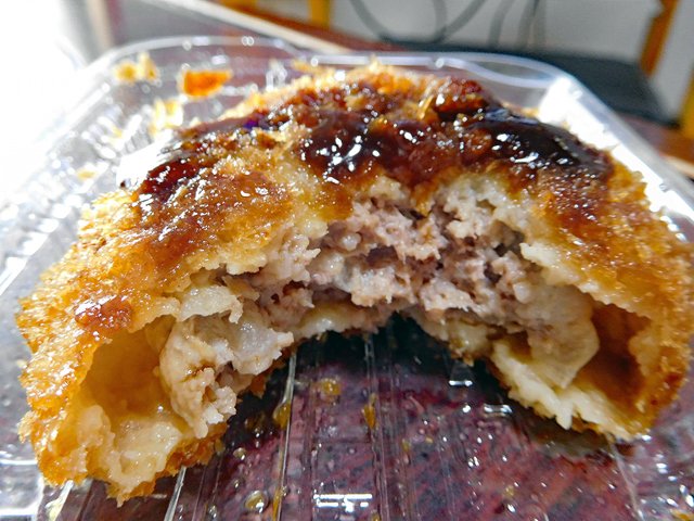 たかたん 今日の昼飯はドミー惣菜 牛肉たっぷりメンチカツ レンジでチン とんかつソースをかけて食する 噛む んにょという柔らかさ んんん 中身確認 生焼けのハンバーグみたいだな ちょっと胃がもたれそうだ T Co Yv1nmgnf