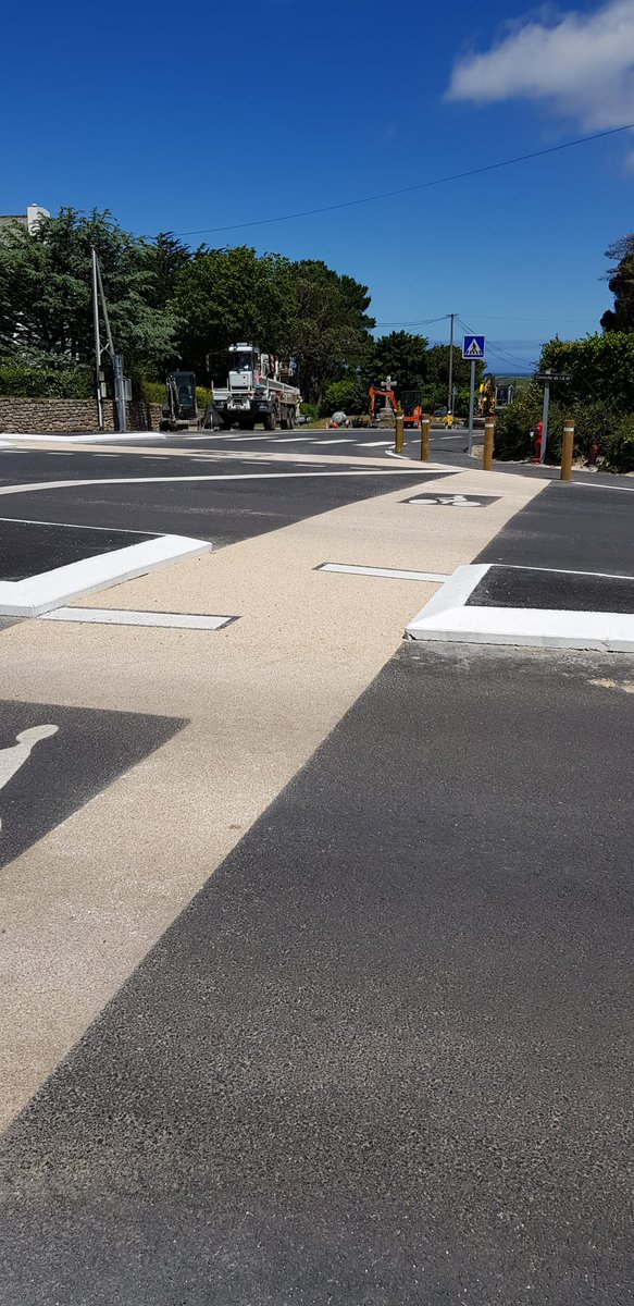 JAOUENERIC1's tweet photo. Un #carrefouralahollandaise dans la petite commune de #landeda #paysdesabers #bretagne pour sécuriser l'intersection pour les usagers à #velo
C'est la route qui relie le bourg aux plages, avec des bandes cyclables.
Un bemol: les stops pour les vélos alors qu'ils sont priortaires. https://t.co/3POIaGnRNv