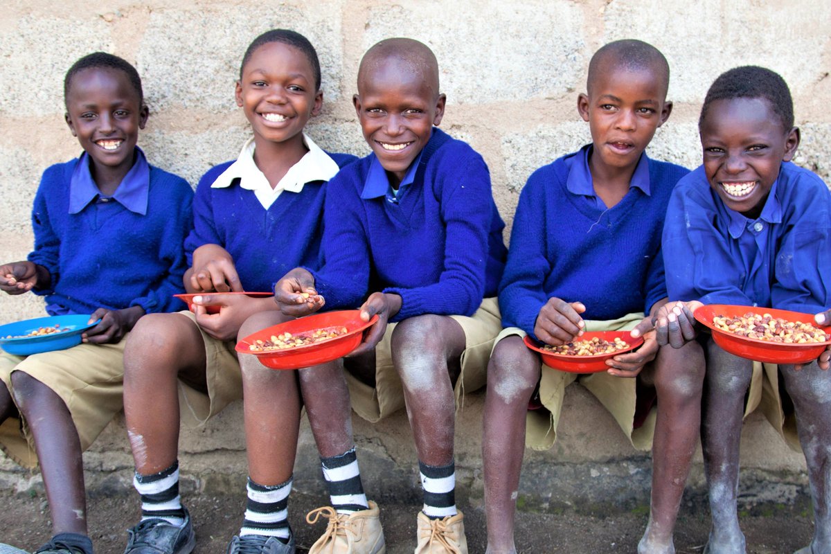 🍽️

School children enjoying a #nutritiousmeal 🥘

#Zerohunger #betterperformance #betterfuture