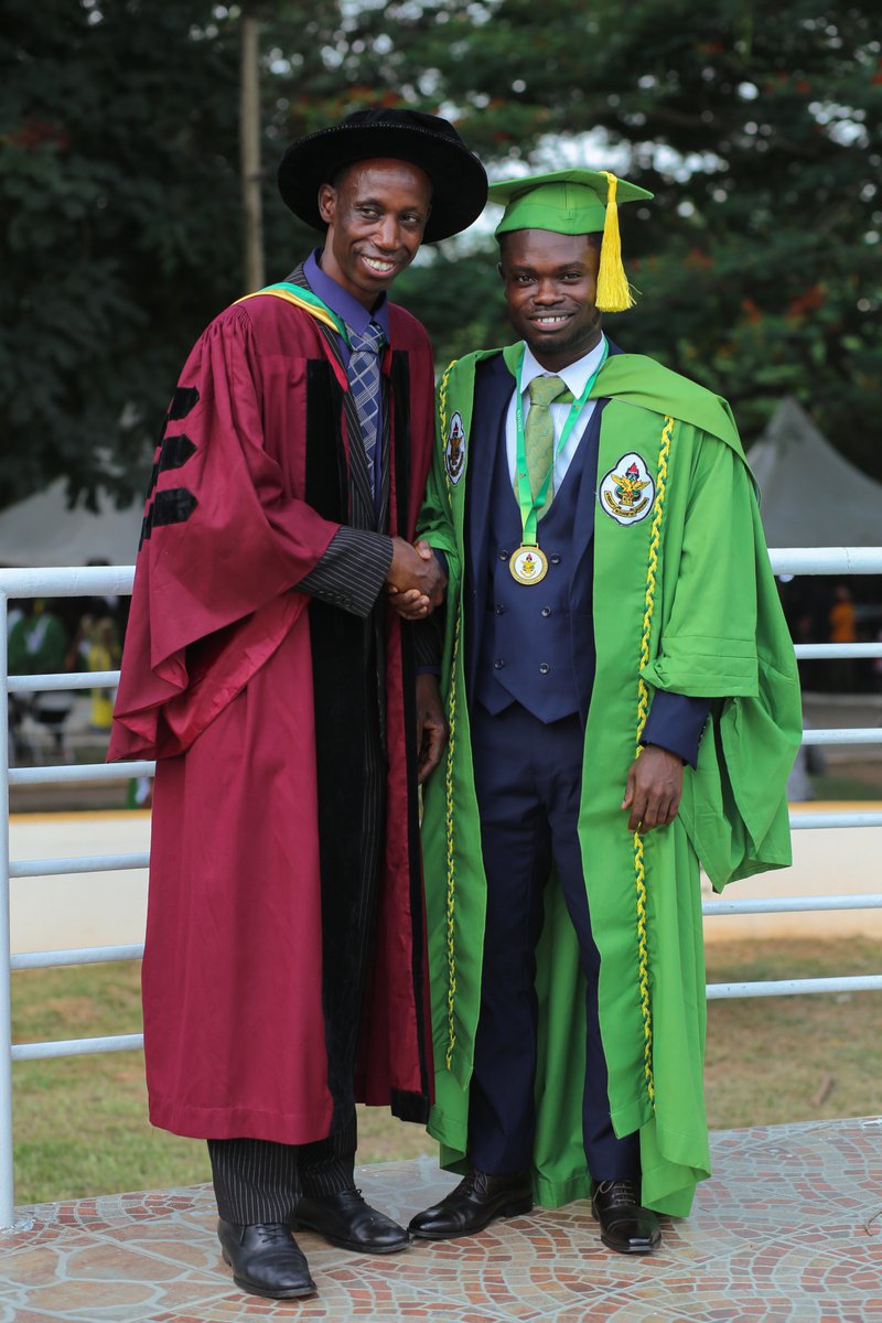 BiodataKnust's tweet photo. Congratulations🎓to our fresh graduates @adoughan1 and @Acquocuah. The first batch of students from the MPhil Bioinformatics program @KNUSTGH, with funding from @Fogarty_NIH and support from our PI @sspandam, @H3ABioNet and @H3Africa 
 #Bioinformatics  #DataScience https://t.co/a5HKapgXbS
